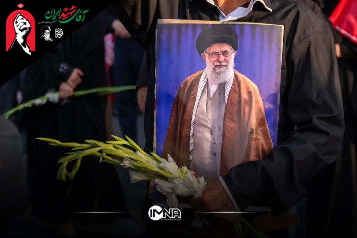 پیکر «آقای شهید ایران» بر دوش سیل عزاداران در قم
