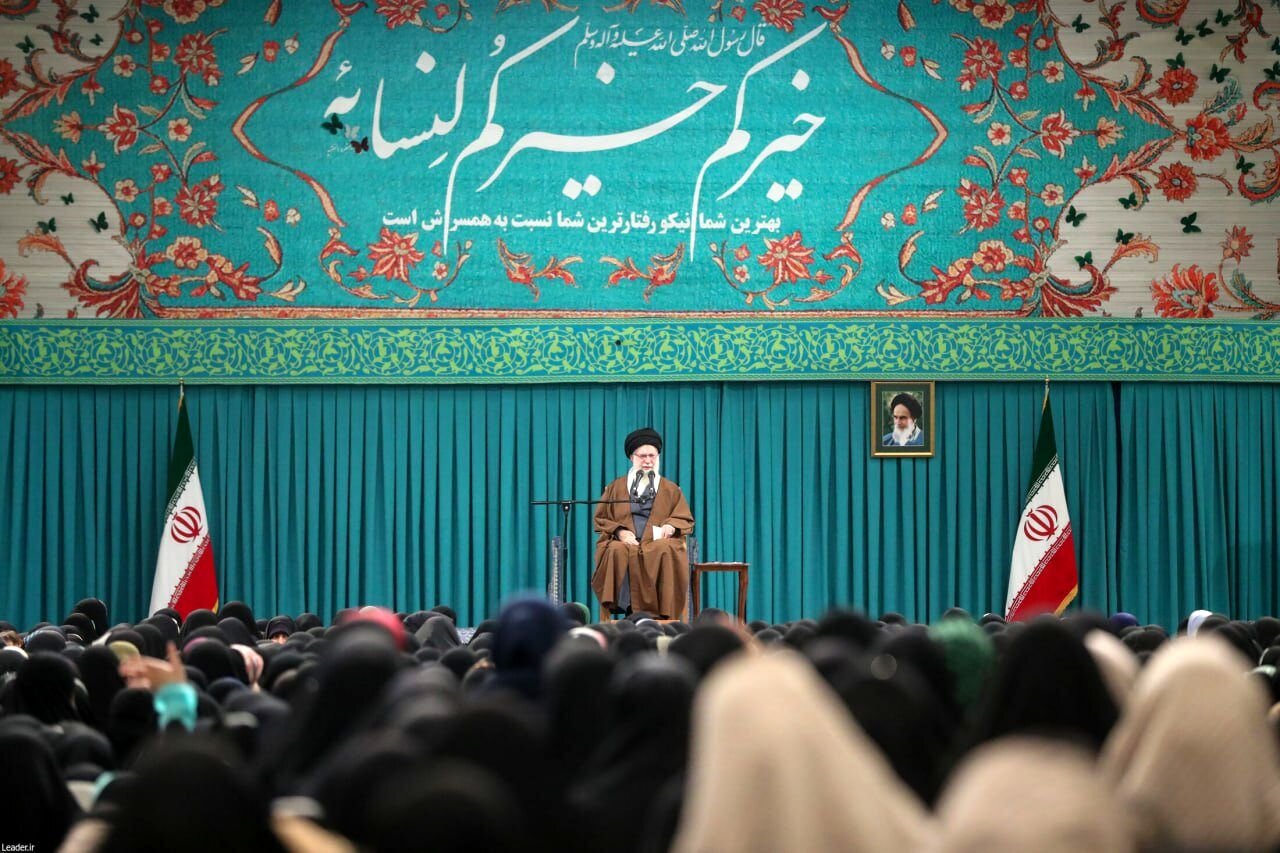مادران و زنان؛ ستون‌های استوار انقلاب در کلام رهبر شهید