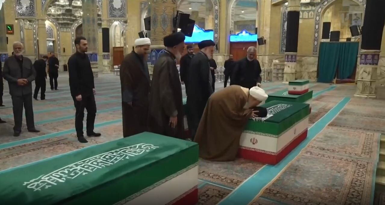 نماز آیتالله جوادی آملی بر پیکر رهبر شهید | چه دعایی در نماز خوانده شد؟