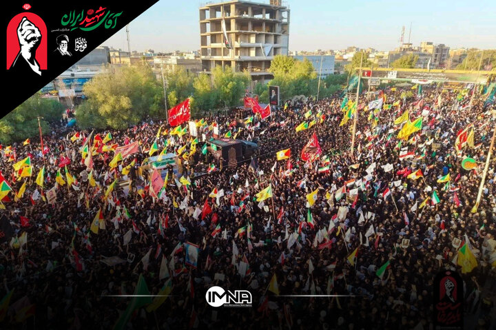پیکر مطهر رهبر شهید انقلاب اسلامی در آغوش خیل عظیم عزاداران عراقی