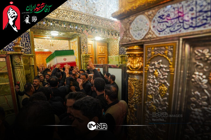 تشییع پیکر مطهر رهبر شهید انقلاب اسلامی بر دستان مردم در حرم امیرالمومنین (ع)