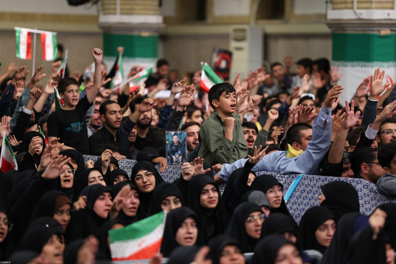 نسلی که کوه اعتماد پدر شهید ملت بر دوش آنها بود