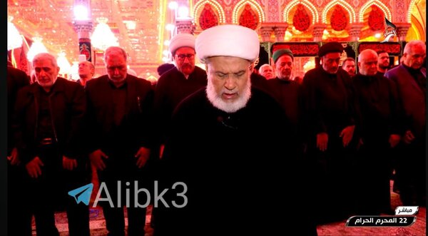 سردار قاآنی در صف اول نماز جماعت مغرب در حرم امام حسین(ع)