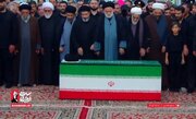نماز حجت‌الاسلام سید مصطفی خامنه‌ای بر پیکر پدر شهیدش در حرم رضوی + فیلم و بیوگرافی