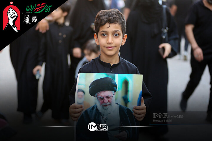 روضه‌خوانی محمود کریمی و میثم مطیعی کنار پیکر مطهر رهبر شهید