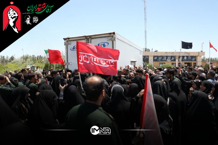 خروج پیکر زهرای ۱۴ ماهه از هواپیما در فرودگاه مشهد