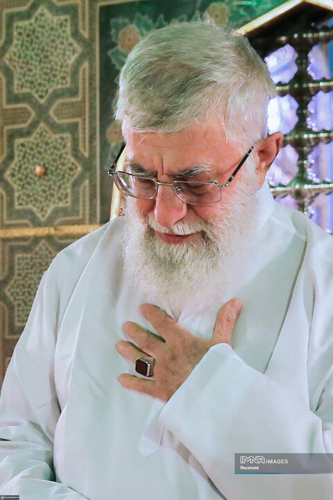 غبارروبی مضجع مطهر حضرت امام رضا (ع) توسط رهبر شهید انقلاب - 1397