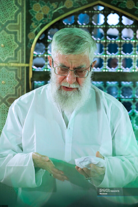 غبارروبی مضجع مطهر حضرت امام رضا (ع) توسط رهبر شهید انقلاب - 1397