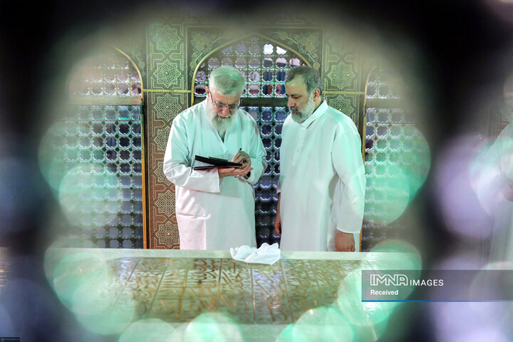 غبارروبی مضجع مطهر حضرت امام رضا (ع) توسط رهبر شهید انقلاب - 1397