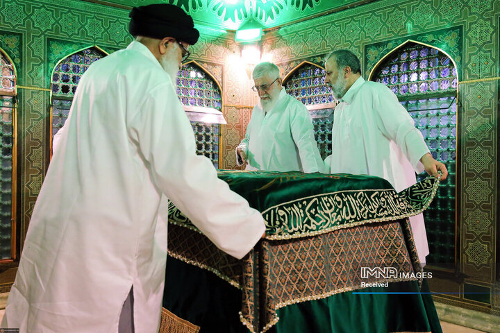 غبارروبی مضجع مطهر حضرت امام رضا (ع) توسط رهبر شهید انقلاب - 1397