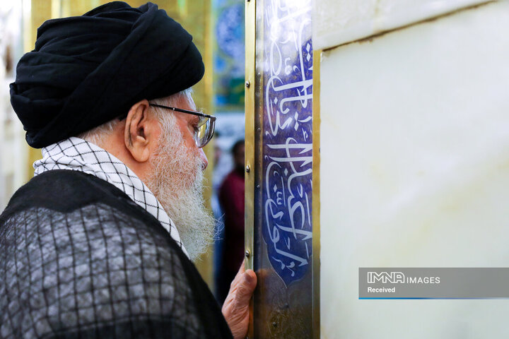 غبارروبی مضجع مطهر حضرت امام رضا (ع) توسط رهبر شهید انقلاب - 1397