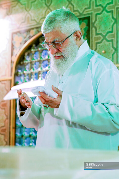 غبارروبی مضجع مطهر حضرت امام رضا (ع) توسط رهبر شهید انقلاب - 1397
