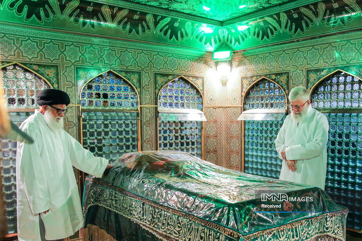 غبارروبی مضجع مطهر حضرت امام رضا (ع) توسط رهبر شهید انقلاب - 1397