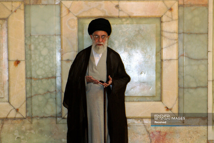 حضور رهبر شهید انقلاب در حرم مطهر امام رضا (ع) - 1392