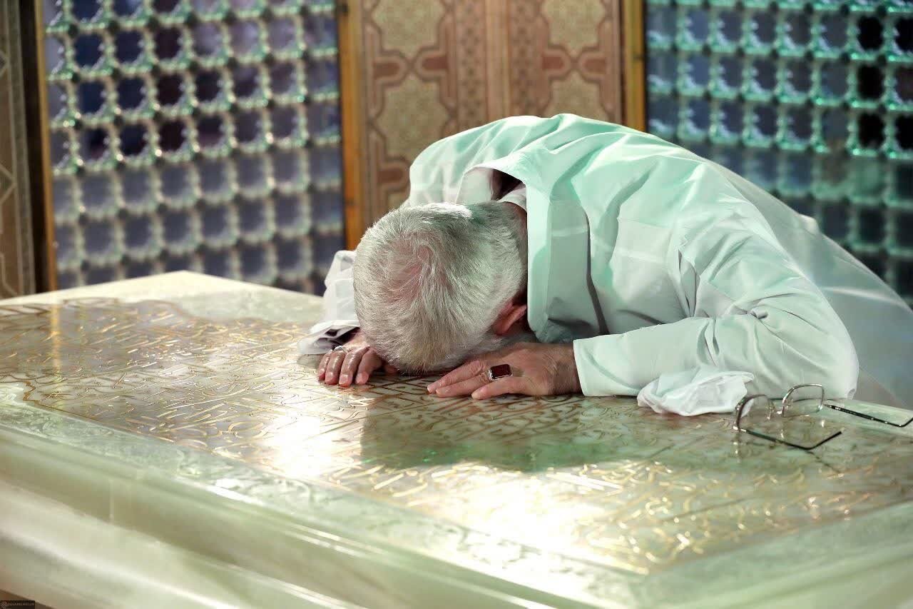 خادم حضرت خورشید به آغوش حرم باز میآید