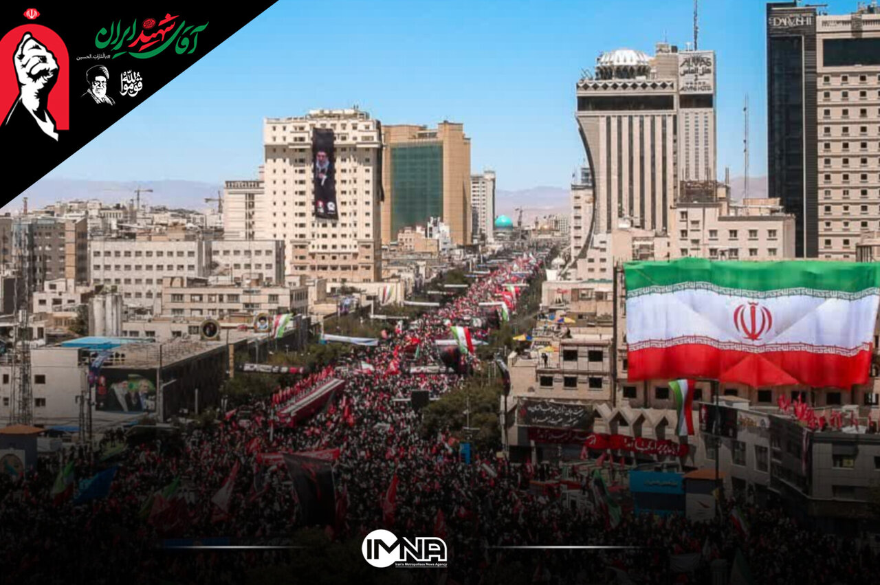 شعار «لبیک سید مجتبی» مردم حاضر در مراسم تشییع حماسی پیکر مطهر رهبر شهید