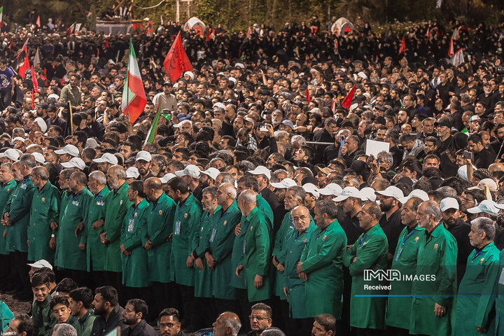 اقامه نماز بر پیکر مطهر رهبر شهید انقلاب اسلامی در حرم مطهر رضوی