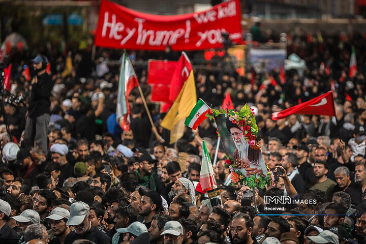 اقامه نماز بر پیکر مطهر رهبر شهید انقلاب اسلامی در حرم مطهر رضوی