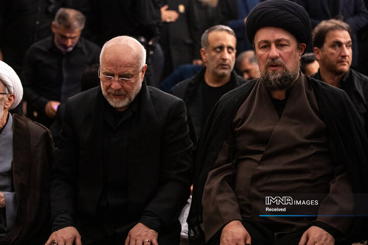 اقامه نماز بر پیکر مطهر رهبر شهید انقلاب اسلامی در حرم مطهر رضوی