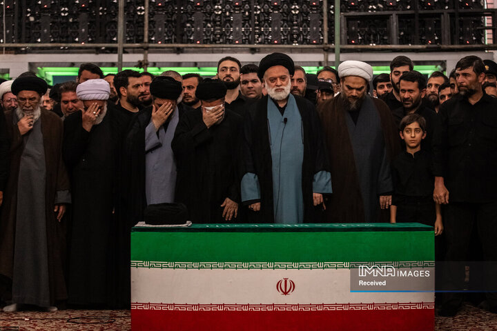 اقامه نماز بر پیکر مطهر رهبر شهید انقلاب اسلامی در حرم مطهر رضوی