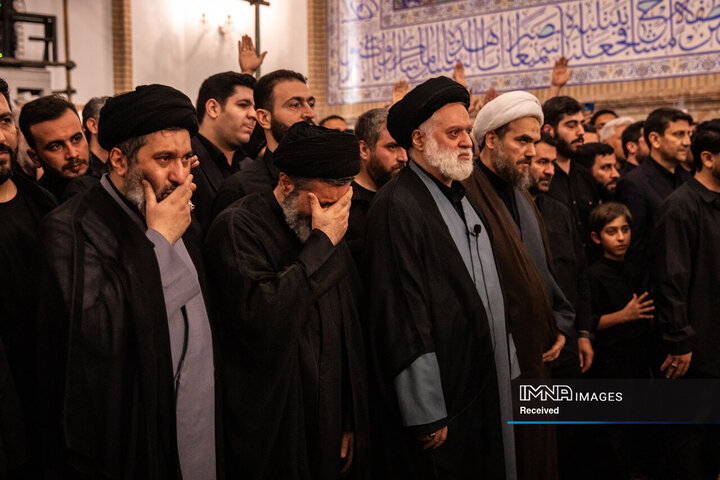 اقامه نماز بر پیکر مطهر رهبر شهید انقلاب اسلامی در حرم مطهر رضوی