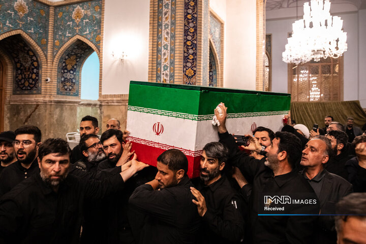اقامه نماز بر پیکر مطهر رهبر شهید انقلاب اسلامی در حرم مطهر رضوی