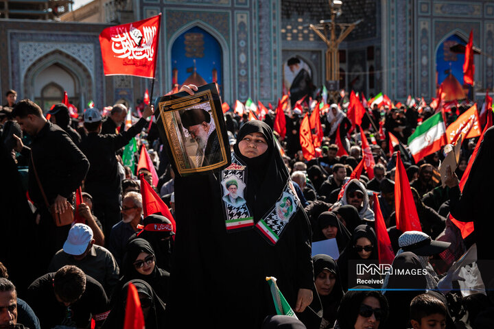اقامه نماز بر پیکر مطهر رهبر شهید انقلاب اسلامی در حرم مطهر رضوی