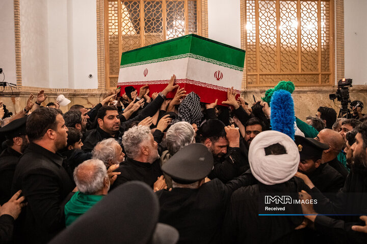 اقامه نماز بر پیکر مطهر رهبر شهید انقلاب اسلامی در حرم مطهر رضوی