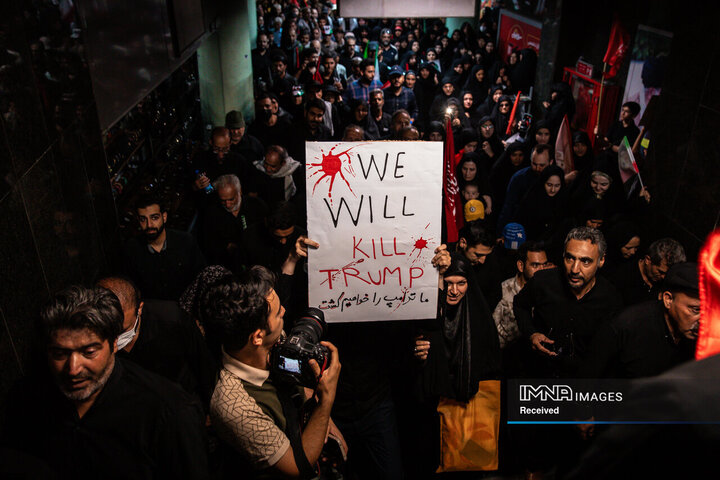اقامه نماز بر پیکر مطهر رهبر شهید انقلاب اسلامی در حرم مطهر رضوی