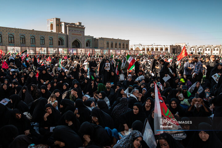 اقامه نماز بر پیکر مطهر رهبر شهید انقلاب اسلامی در حرم مطهر رضوی