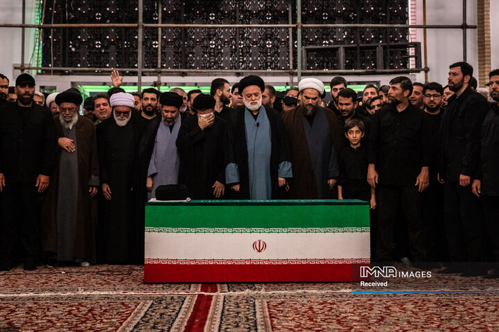 اقامه نماز بر پیکر مطهر رهبر شهید انقلاب اسلامی در حرم مطهر رضوی
