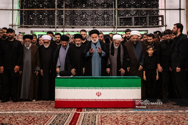 اقامه نماز بر پیکر مطهر رهبر شهید انقلاب اسلامی در حرم مطهر رضوی