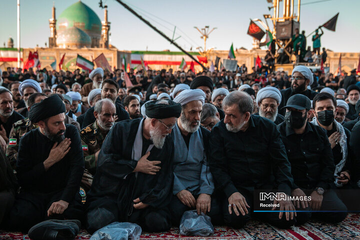 اقامه نماز بر پیکر مطهر رهبر شهید انقلاب اسلامی در حرم مطهر رضوی