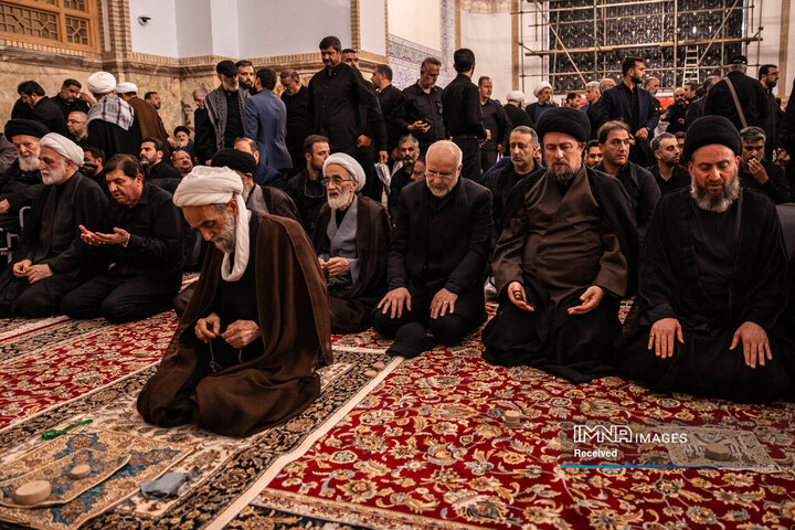 اقامه نماز بر پیکر مطهر رهبر شهید انقلاب اسلامی در حرم مطهر رضوی