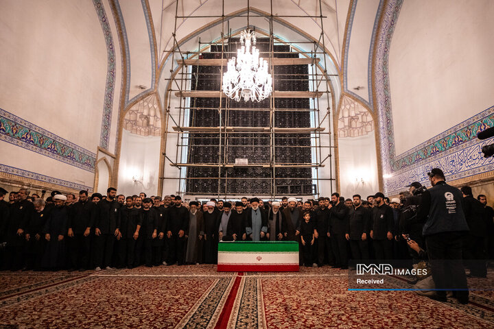 اقامه نماز بر پیکر مطهر رهبر شهید انقلاب اسلامی در حرم مطهر رضوی