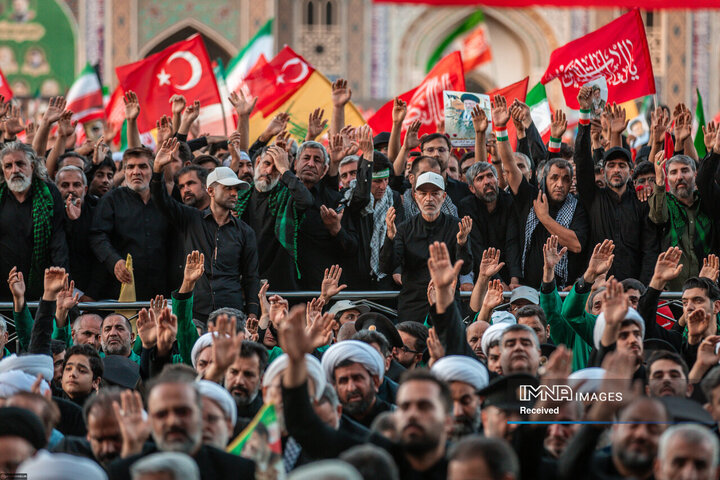 اقامه نماز بر پیکر مطهر رهبر شهید انقلاب اسلامی در حرم مطهر رضوی