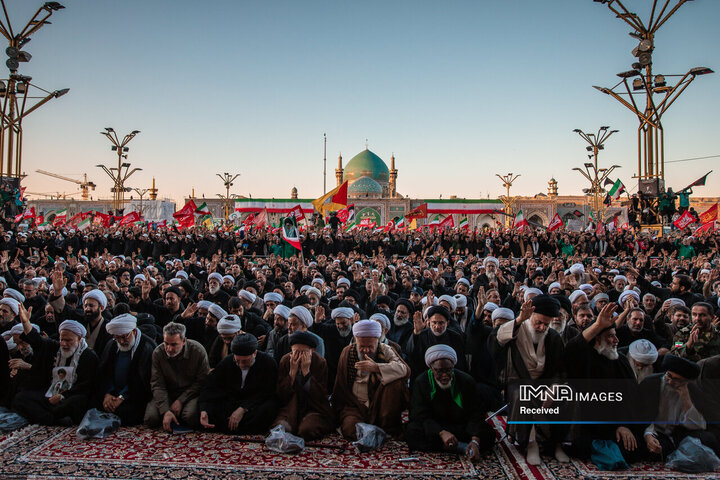 اقامه نماز بر پیکر مطهر رهبر شهید انقلاب اسلامی در حرم مطهر رضوی