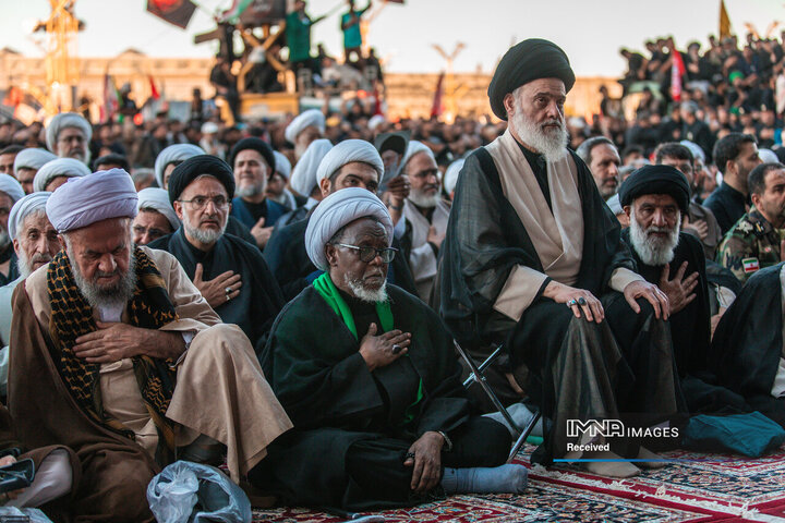 اقامه نماز بر پیکر مطهر رهبر شهید انقلاب اسلامی در حرم مطهر رضوی