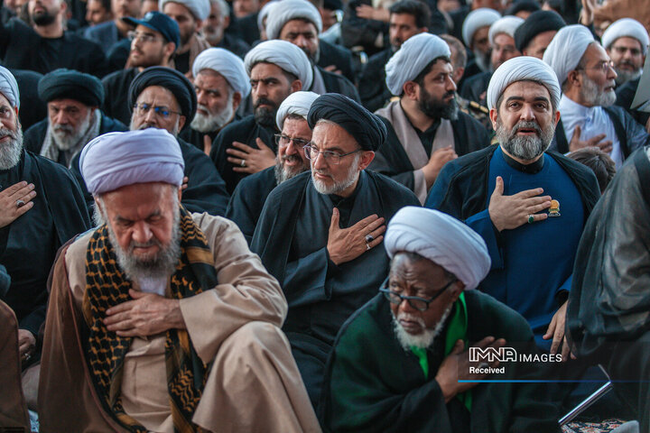 اقامه نماز بر پیکر مطهر رهبر شهید انقلاب اسلامی در حرم مطهر رضوی