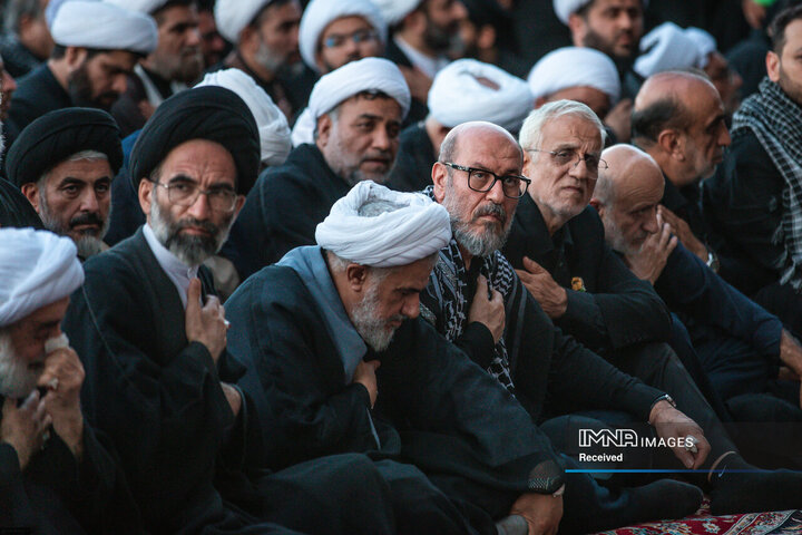 اقامه نماز بر پیکر مطهر رهبر شهید انقلاب اسلامی در حرم مطهر رضوی