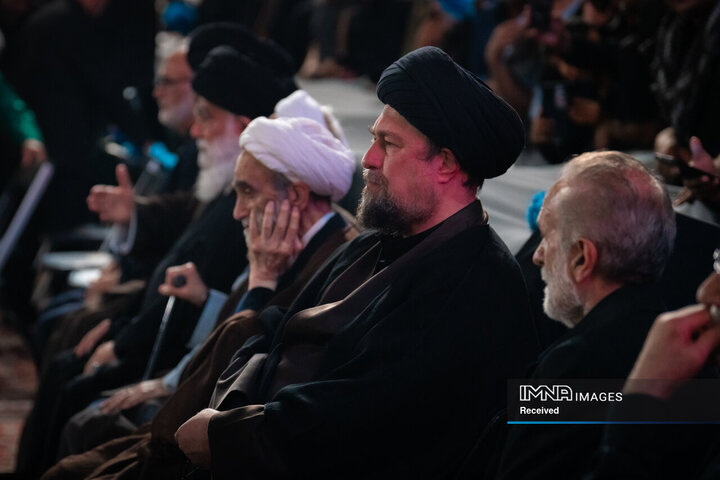 اولین شب از مراسم بزرگداشت رهبر شهید انقلاب و شهدای خانواده ایشان در حرم مطهر رضوی