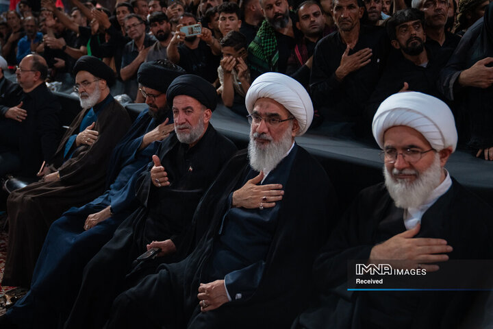 اولین شب از مراسم بزرگداشت رهبر شهید انقلاب و شهدای خانواده ایشان در حرم مطهر رضوی