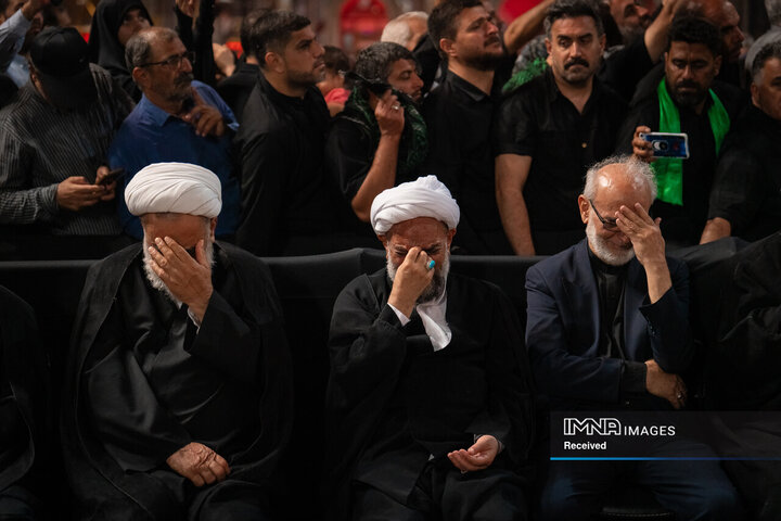 اولین شب از مراسم بزرگداشت رهبر شهید انقلاب و شهدای خانواده ایشان در حرم مطهر رضوی