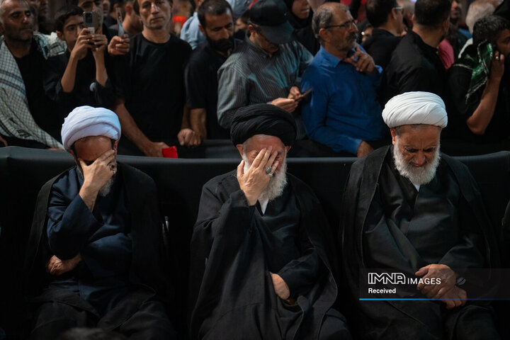 اولین شب از مراسم بزرگداشت رهبر شهید انقلاب و شهدای خانواده ایشان در حرم مطهر رضوی