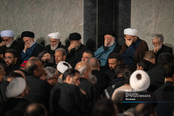 اولین شب از مراسم بزرگداشت رهبر شهید انقلاب و شهدای خانواده ایشان در حرم مطهر رضوی