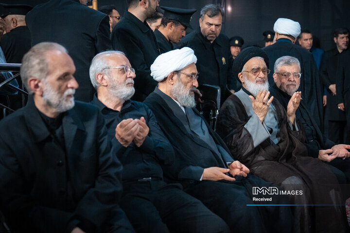 اولین شب از مراسم بزرگداشت رهبر شهید انقلاب و شهدای خانواده ایشان در حرم مطهر رضوی