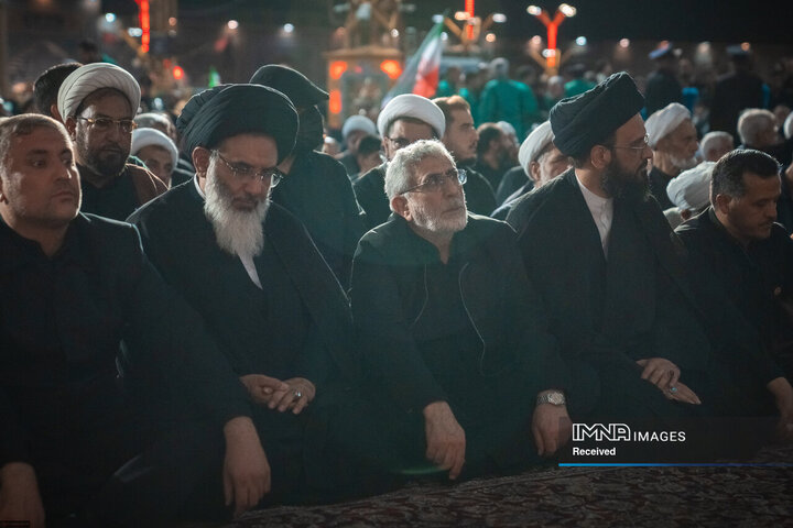 اولین شب از مراسم بزرگداشت رهبر شهید انقلاب و شهدای خانواده ایشان در حرم مطهر رضوی