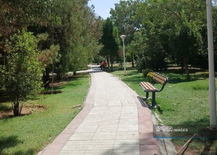 پیشرفت ۵۰ درصدی ساماندهی پیاده‌روهای بوستان ۲۲ بهمن اصفهان