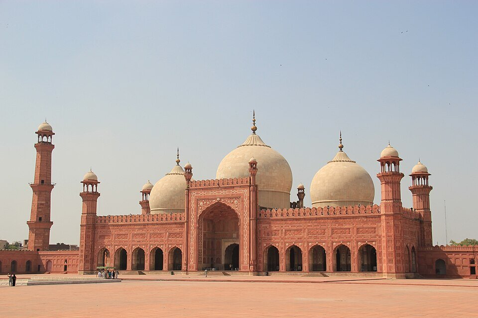 از کانون زیارت تا صحنه قدرت