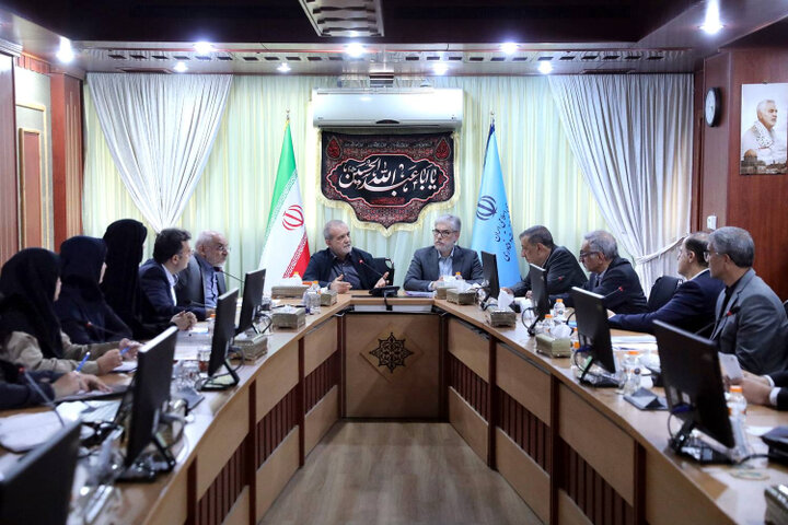 تبیین راهبرد نوین دولت برای بهره‌گیری از توان نخبگانی دانشگاه‌ها در حل مسائل ملی